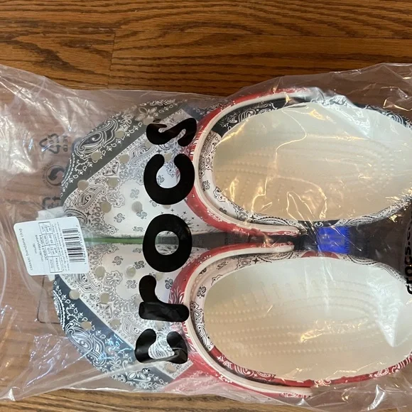 UNISEX CROCS Bandana Style with Classic Clog Design SZ M7 W9 NWT - Picture 7 of 7